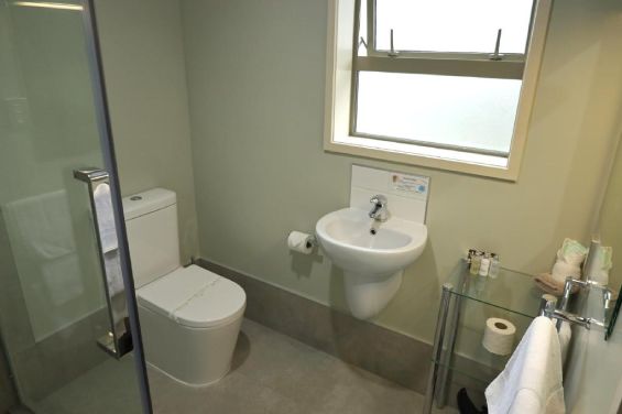 Compact Studio: bathroom