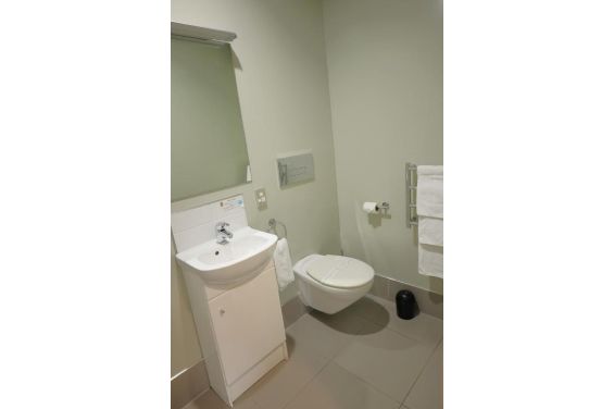 Queen Studio: bathroom